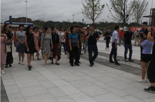 喜迎十九大，身邊看變化——我市干部賢內助、鄉鎮街道負責人參觀高鐵商務區