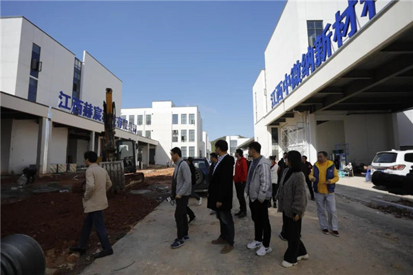 記者節(jié):媒體聚焦昌南新區(qū)、城投集團(tuán)重點(diǎn)項(xiàng)目建設(shè)工地