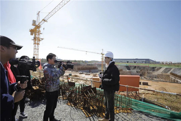 記者節(jié):媒體聚焦昌南新區(qū)、城投集團(tuán)重點(diǎn)項(xiàng)目建設(shè)工地