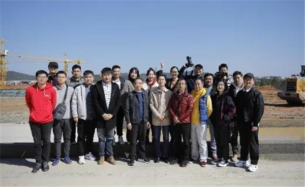 記者節(jié):媒體聚焦昌南新區(qū)、城投集團(tuán)重點(diǎn)項(xiàng)目建設(shè)工地