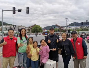 市城投集團:國慶服務不打烊 黨員車隊在行動